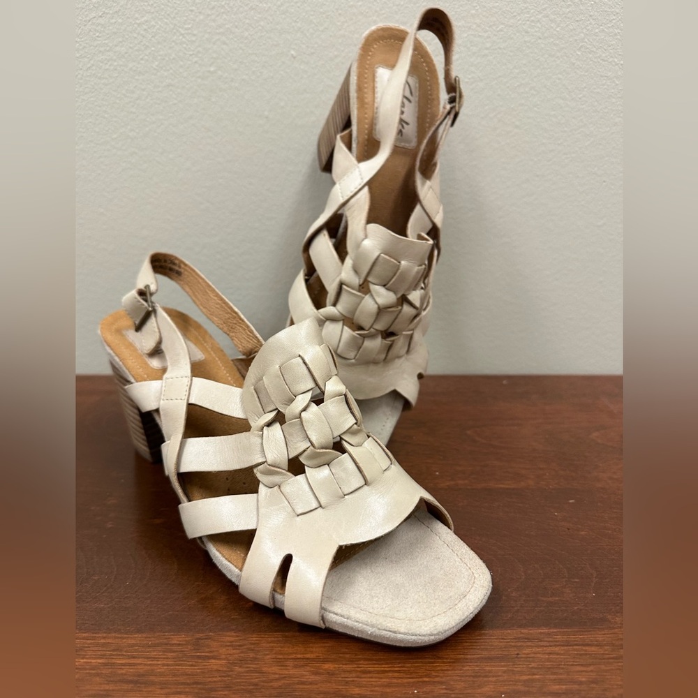 Clarks Artisan Slingback Buckle Stacked Heel Sandals Beige Leather Size 8.5 NEW